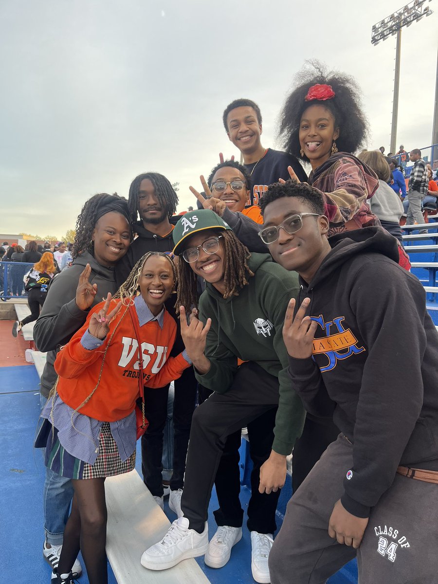 Tanipa Thomas (she/her) (@msteeinspires) on Twitter photo These two black educators graduated in 2004🧡💙
These six black engineers were born in 2004🧡💙
I love it I love it love it, hail <a href="/VSU_1882/">Virginia State University</a> These two black educators graduated in 2004🧡💙
These six black engineers were born in 2004🧡💙
I love it I love it love it, hail <a href="/VSU_1882/">Virginia State University</a>
