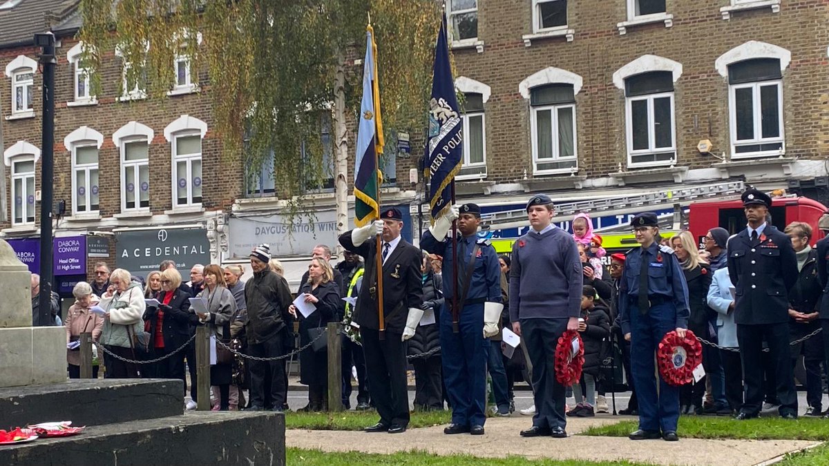 MPSRedbridge's tweet photo. Redbridge Volunteer Police Cadets was at Wanstead Memorial. An amazing turn out by local community #RemembranceDay2024 #lessweforget @241SquadronATC @MPSWansteadVill @MPSCadets @NationalVPC @MPSSpecials @redbridge_vpc https://t.co/FC13GxGlmV