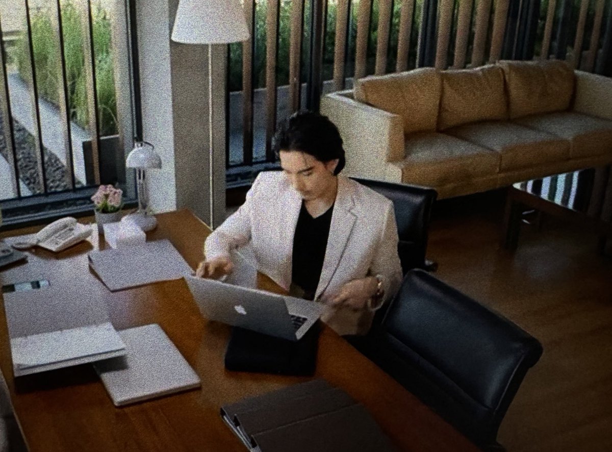 cloudiles's tweet photo. บทจิณณ์ ทีมทำการบ้านเกี่ยวกับอินทีเรียดีอยู่นะ ทั้งลักษณะท่าทาง คอสตูม ลุคต่าง ๆ ปาดเจลสวมเบลเซอร์ถือแมคนี่โคตรใช่ ตาจี๋ก็ทำการบ้านดีมาก ชอบตอนพรีเซนต์งาน เท่ ภูมิฐาน เหมือนพวกอินทีเรียเนี้ยบ ๆ จริง บวกแต้มพิเศษพูดคำว่า circulation เข้าปากมาก ชอบ

 #เถ้ากระดังงา #จี๋สุทธิรักษ์ https://t.co/9hUKVxAQqn