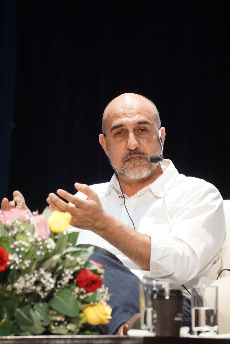 Hay Festival Esp (@hayfestival_esp) on Twitter photo 🌎 “Como escritores busquemos ‘problemas’ para poder ser escuchados. Los escritores tienen el poder de cambiar la consciencia de las personas y de cambiar el estatus quo. El arte es importante”.
La escritora palestino-estadounidense <a href="/randajarrar/">Randa Jarrar</a> en #HayArequipa24 y la 🌎 “Como escritores busquemos ‘problemas’ para poder ser escuchados. Los escritores tienen el poder de cambiar la consciencia de las personas y de cambiar el estatus quo. El arte es importante”.
La escritora palestino-estadounidense <a href="/randajarrar/">Randa Jarrar</a> en #HayArequipa24 y la