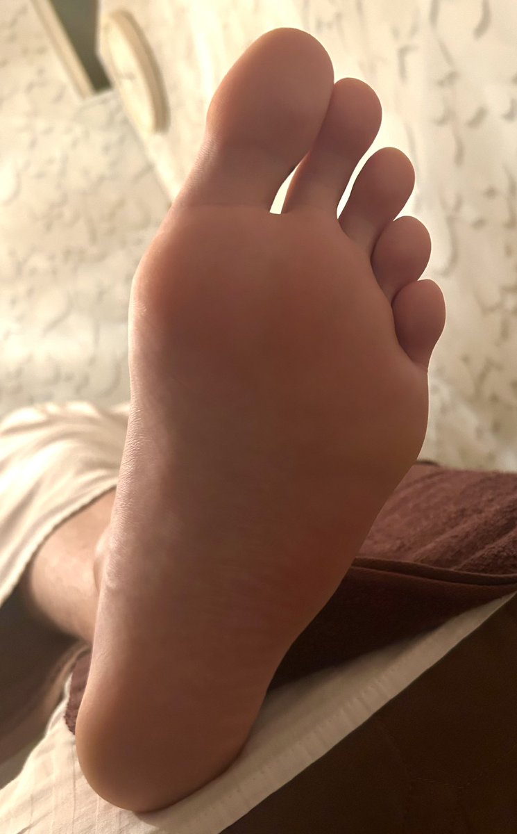 yangjun0702's tweet photo. このアメリカ人の足はとても大きいです🦶 https://t.co/SpQNcfjsR4