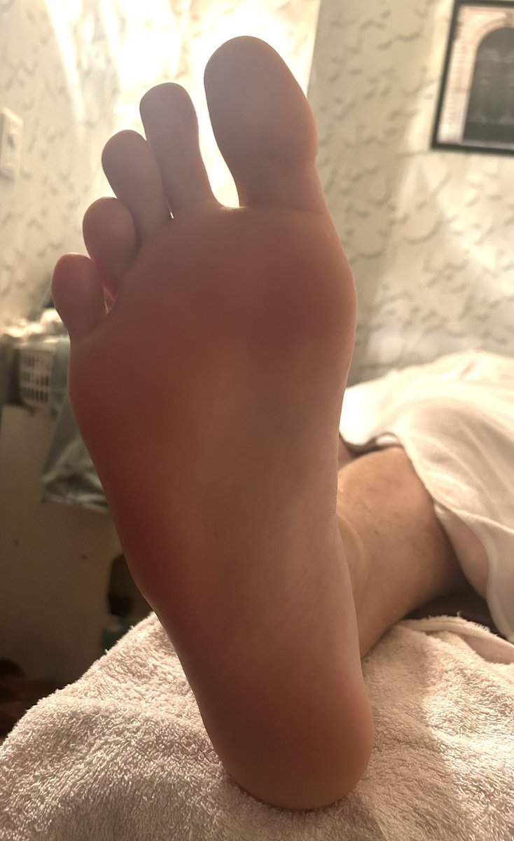 yangjun0702's tweet photo. このアメリカ人の足はとても大きいです🦶 https://t.co/SpQNcfjsR4