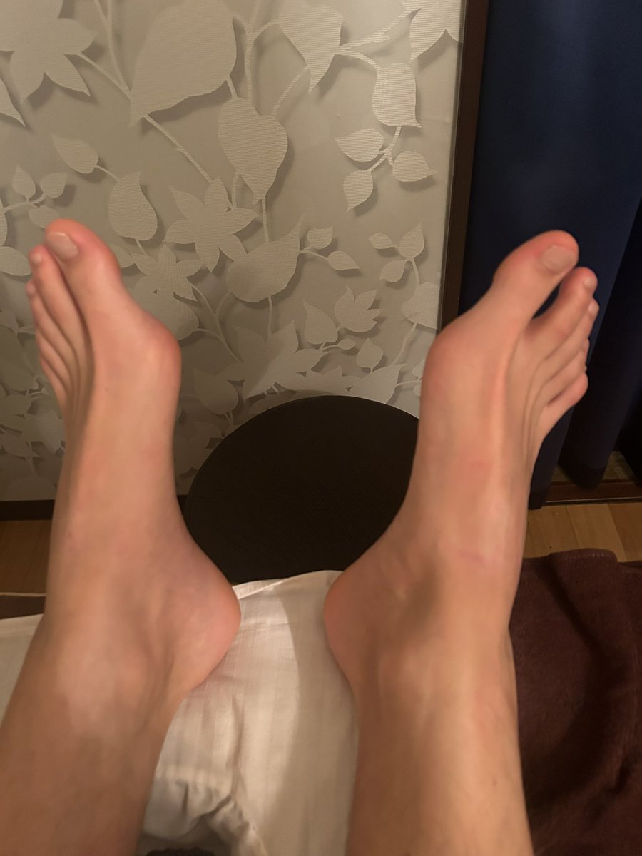 yangjun0702's tweet photo. このアメリカ人の足はとても大きいです🦶 https://t.co/SpQNcfjsR4