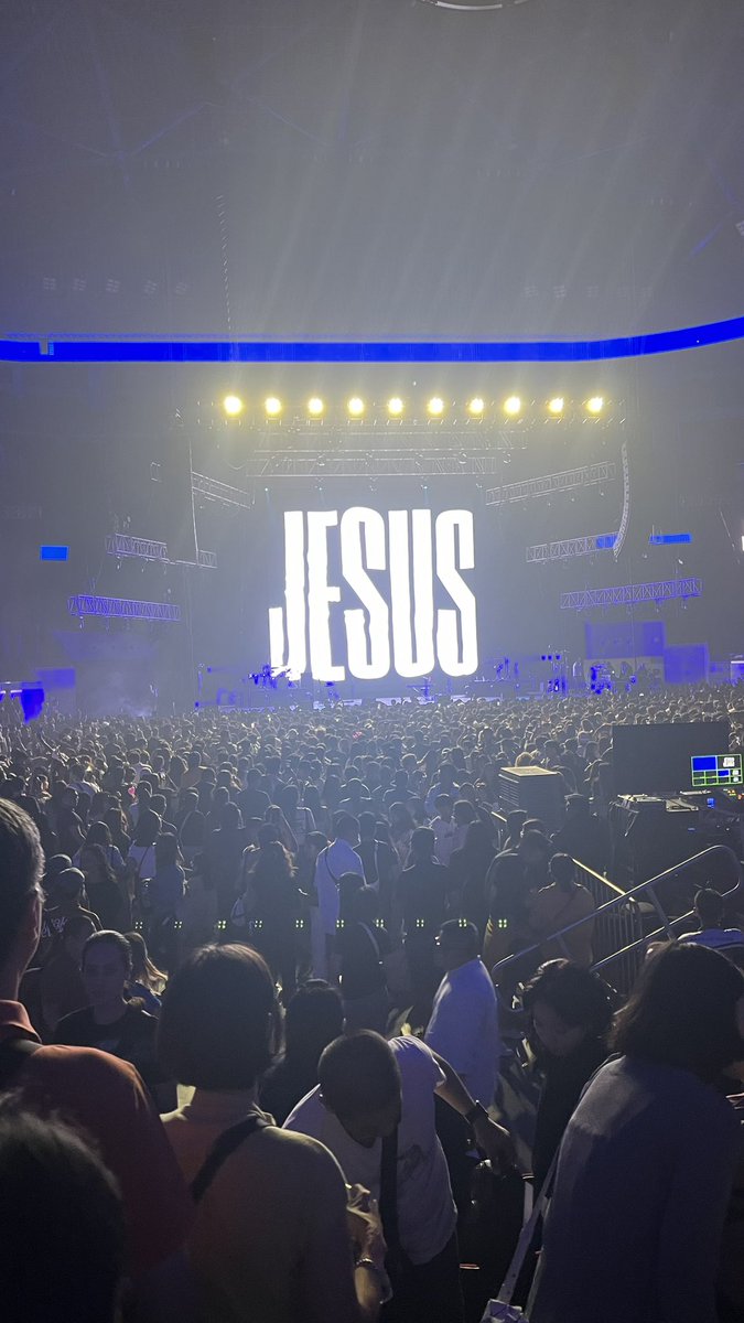kumanderkarla's tweet photo. Hillsong Concert 2024 🙌🏻

Ganito karami nagpupuri kay Lord kagabi, bukod pa nung isang araw. Nakakakilabot makita na ganito kadaming tao nagppraise &amp; worship. ☝🏻🤍🙏🏻 https://t.co/UXnSf5VOgJ