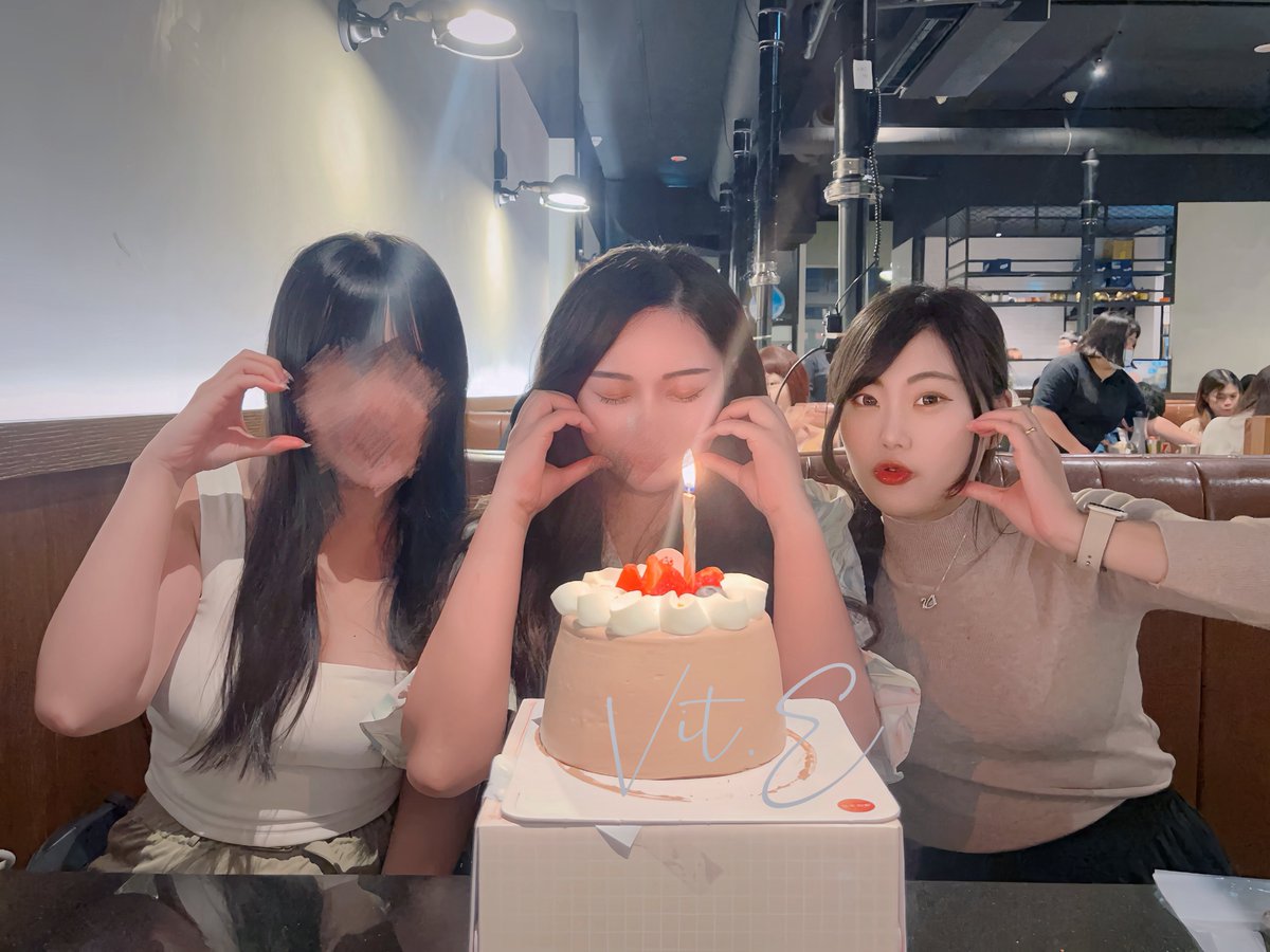生日月的第一顆蛋糕🎂
@LuLu202402 @sep21i 

兩年多了
每次合體仍然嘰嘰喳喳
在推上與妳們相遇是我三生有幸✨

#老婆們💗 https://t.co/0vYyZJZWLy