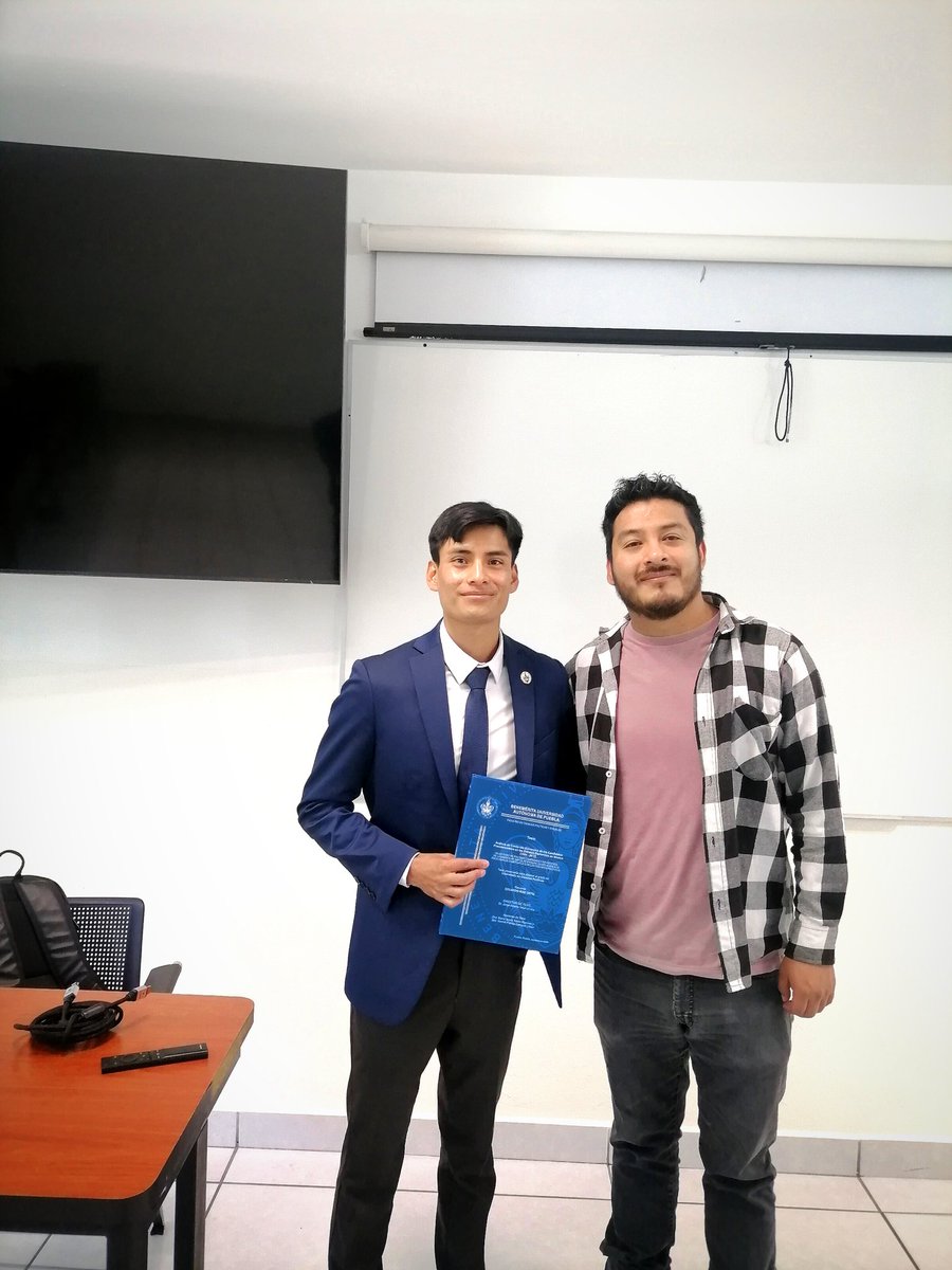 Educipol's tweet photo. 1/3
Si duda esta sera la primera aportación de muchas investigaciones en el ámbito del análisis de contenido, en los debates presidenciales en México. 📑

Presentada por el politólogo Ruiz Ortiz E. en la FCPyS de la #BUAP https://t.co/Au5EbrLfzi