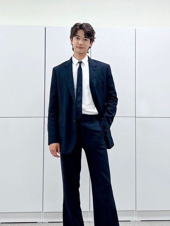 Shinee_Fan_Base's tweet image. #MINHO Shares Why He Renewed His SM Contract: “Because of faith and trust”

Minho addressed the question about his contract terms by saying, "Rather than focusing on the conditions, it's about trust. SM has known me since my debut, sometimes they even better than I know myself."…