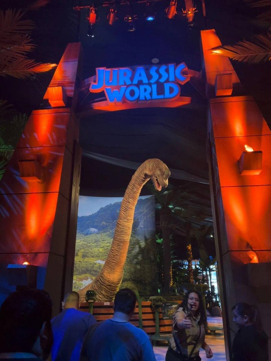 J__Amelia's tweet photo. 🦖 The Jurrasic World exhibition is a really fun experience with lifelike sound effects. There will be guides to take children and adults to explore the world of dinosaurs, take us to personally experience it, return to the dinosaur era, watch them eat meat, and see how they live, just like walking into the Jurassic World. Fun😂