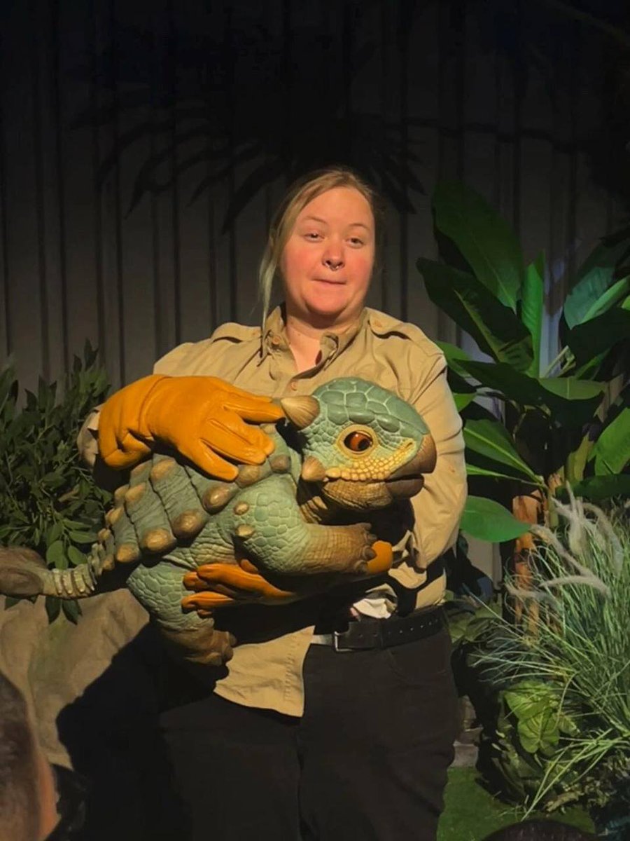 J__Amelia's tweet photo. 🦖 The Jurrasic World exhibition is a really fun experience with lifelike sound effects. There will be guides to take children and adults to explore the world of dinosaurs, take us to personally experience it, return to the dinosaur era, watch them eat meat, and see how they live, just like walking into the Jurassic World. Fun😂