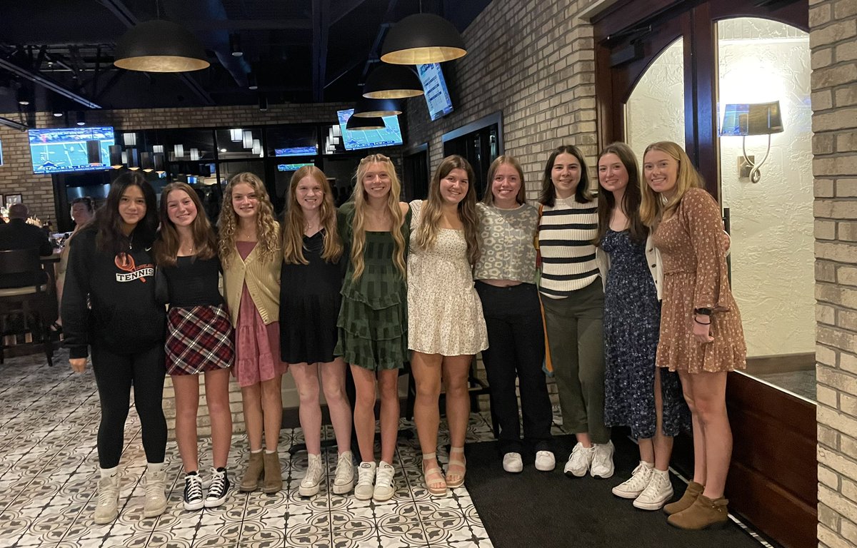 LPawTennis's tweet image. Thank you LAB and Tony’s for a delicious dinner celebrating our Seniors and 1st place in ECC for women’s tennis 🧡🖤🎾 @LABTigers