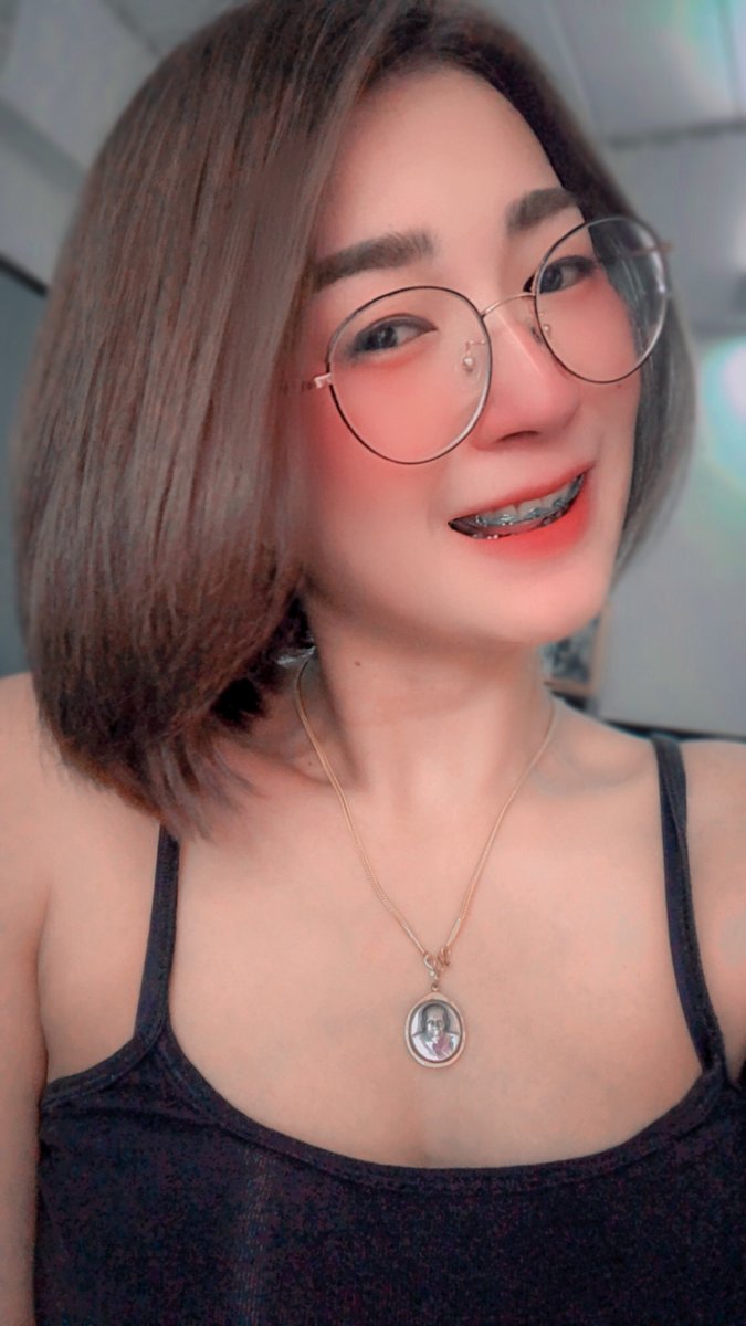 tarrtar_22's tweet photo. เกิดก่อนเป็นพี่ แต่ถ้าเกิดทีหลังนี้ เป็นแฟนพี่ได้เปล่า📷📷#สาวแว่น #สาวโรงงาน #คนโสด https://t.co/tEQ69bveJq