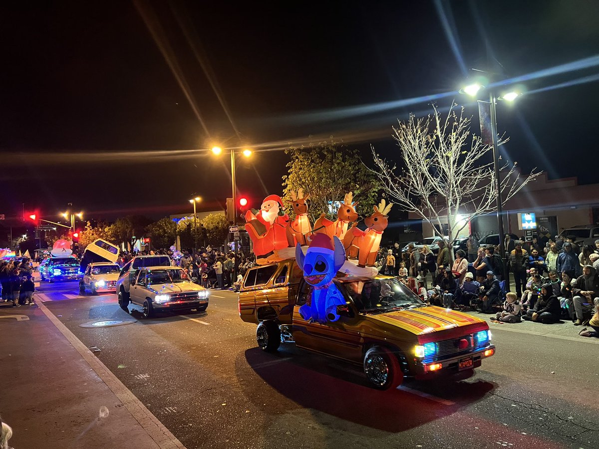 Aisha Knowles (@acboearea4) on Twitter photo Volunteering as the Weather Monitor ❄️ & Announcer Support for <a href="/CVEACC/">CVEA Chamber of Commerce</a>’s 12th Annual Light Parade was a lot of fun! It was great to see so many schools, local orgs, community groups, the Grinch and Santa participate in the event. Congrats to all of the parade ribbon🏅winners! Volunteering as the Weather Monitor ❄️ & Announcer Support for <a href="/CVEACC/">CVEA Chamber of Commerce</a>’s 12th Annual Light Parade was a lot of fun! It was great to see so many schools, local orgs, community groups, the Grinch and Santa participate in the event. Congrats to all of the parade ribbon🏅winners!