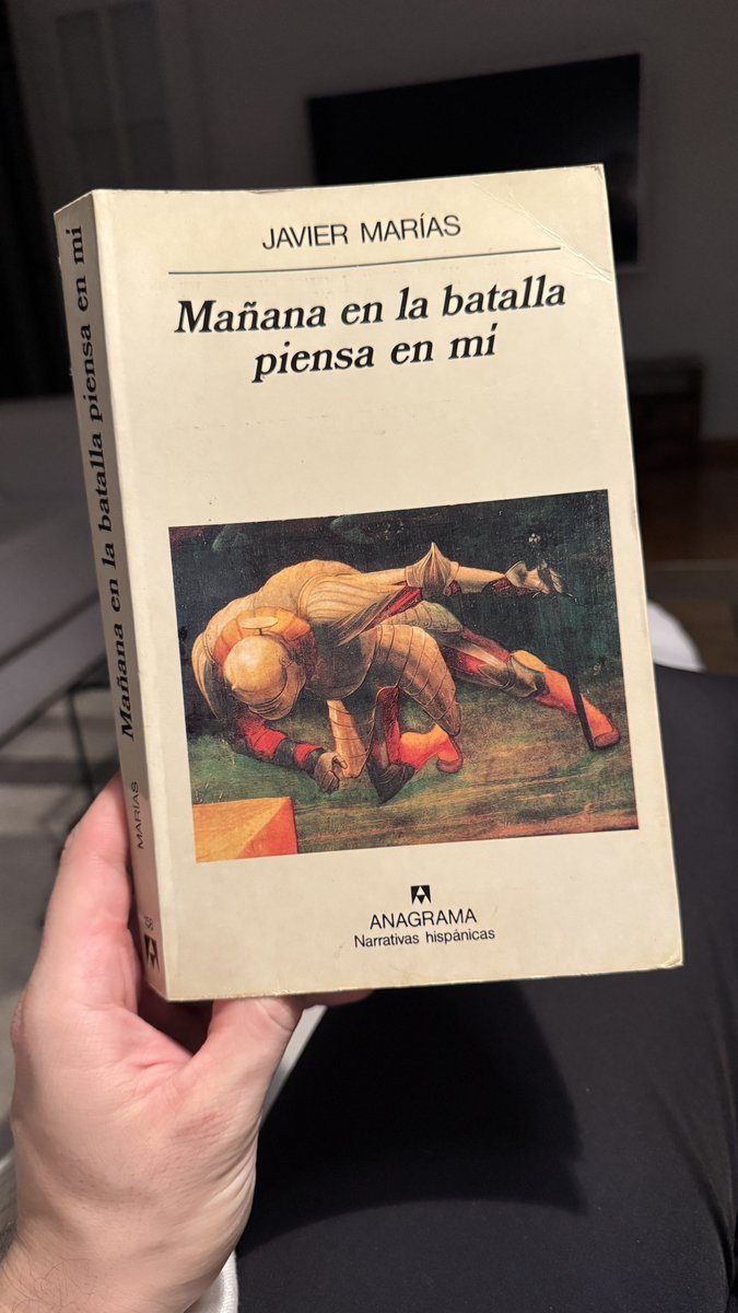 en_bookle's tweet photo. Cómo escribía este hombre, qué locura:

«La revelación del temor da ideas a quien atemoriza o a quien puede hacerlo, la prevención ante lo que no ha pasado atrae el suceso, las sospechas deciden lo que aún estaba irresuelto y lo ponen en marcha, la aprensión y la expectativa obligan a llenar las concavidades que crean y van ahondando, algo tiene que ocurrir si queremos que se disipe el miedo, y lo mejor es darle su cumplimiento».