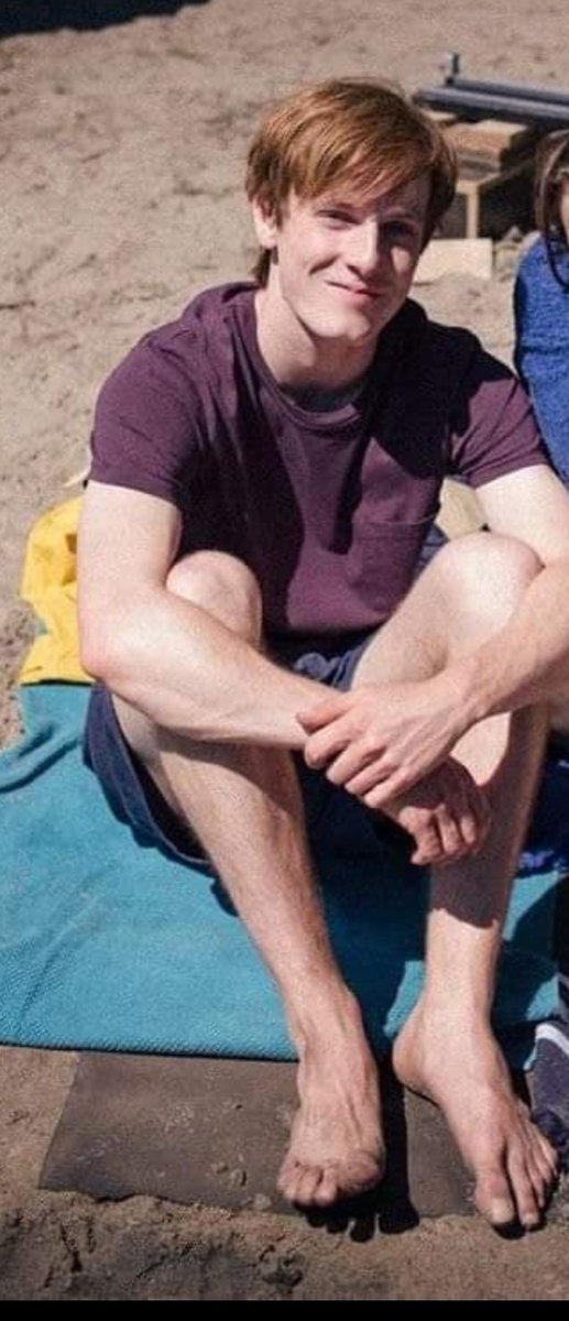 Los pies de Jonas (Louis Hoffman)🥵🤤👣 se me pone bien dura...