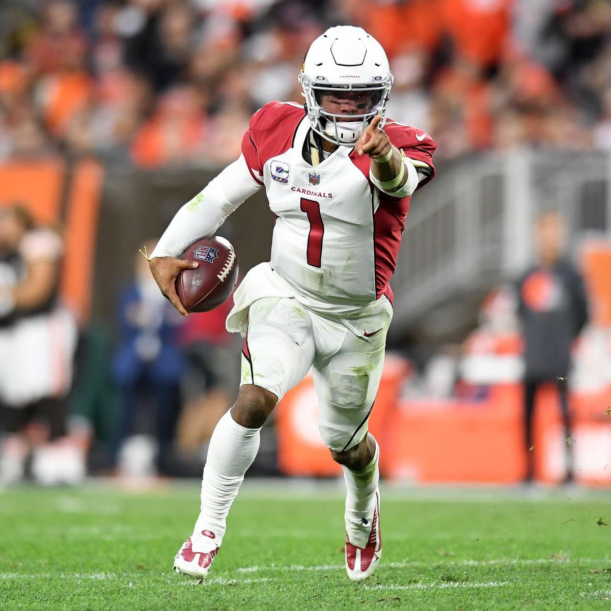 🚨LEGENDARY: #Cardinals QB Kyler Murray becomes the first player in #NFL HISTORY to complete 85% of his passes while having 250 passing yards and 2 rushing touchdowns.

🤯🤯🤯

Kyler also completed 91.7% of his passes.
