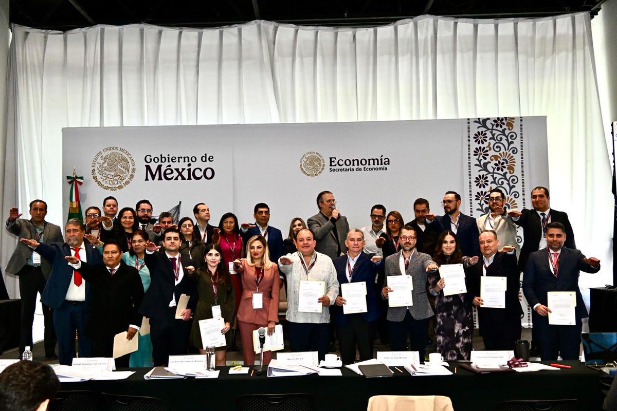 OmegaVzquez's tweet photo. El reto es muy grande, pero no más que nuestra voluntad para lograr algo nunca antes visto, con estrategia e inteligencia. Es un honor aceptar la invitación del Secretario @m_ebrard  y el nombramiento que me compromete a trabajar por mi estado para el más alto bien del pueblo, bajo el lema “prosperidad compartida” de nuestra presidenta, @Claudiashein  

El día de ayer 9 de noviembre en la torre ejecutiva de la Secretaría de economía en la Ciudad de México, he rendido protesta junto a un extraordinario equipo que también trabaja para ti . ¡ Con todo ! @SE_mx @Naty_Glezd @Candelaria___ @AlbertoUribeC @SNietoCastillo @lic_aguadohdez @LuisRosendo_ @CesarGuti18 @Quadratin_