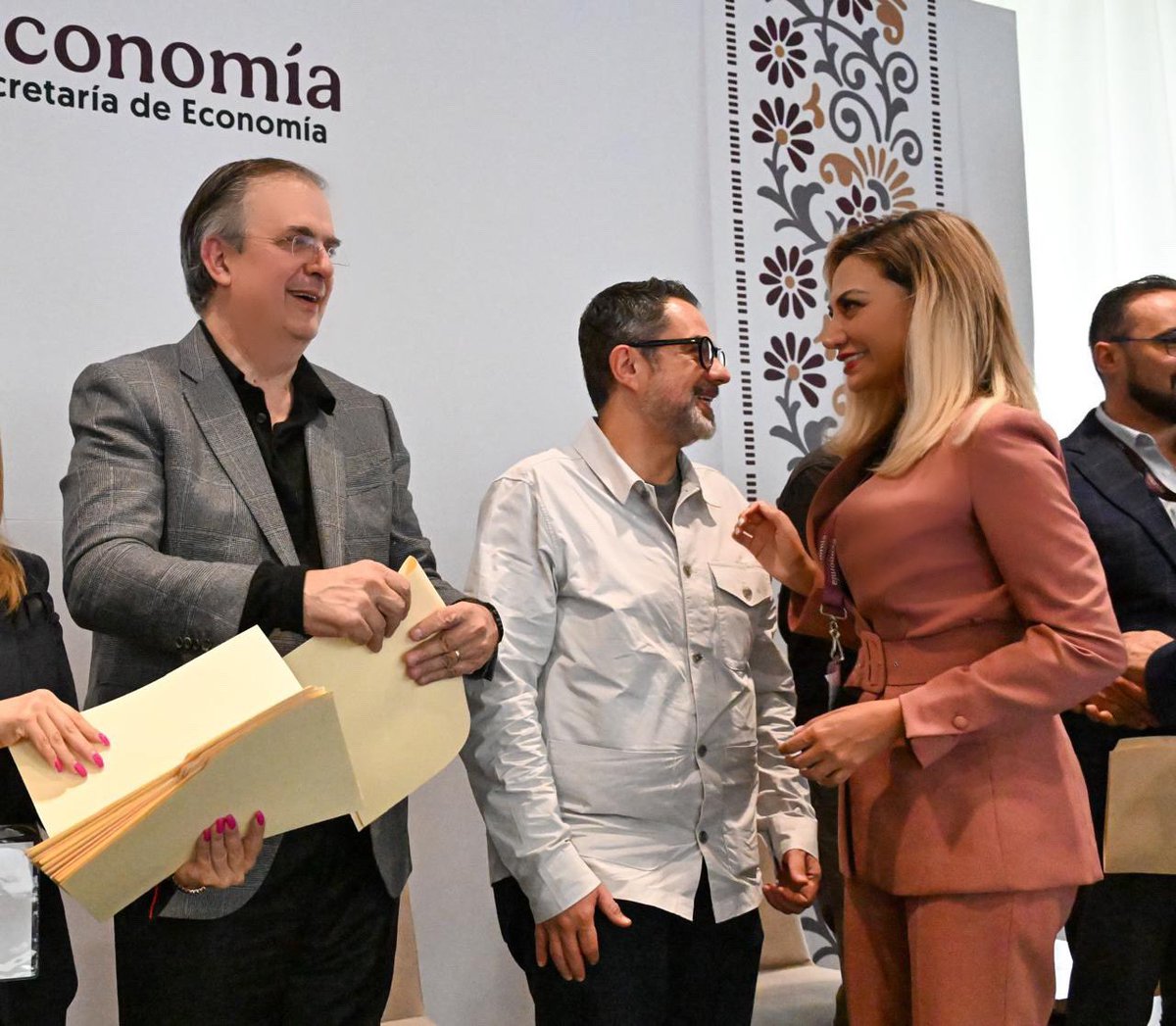 OmegaVzquez's tweet photo. El reto es muy grande, pero no más que nuestra voluntad para lograr algo nunca antes visto, con estrategia e inteligencia. Es un honor aceptar la invitación del Secretario @m_ebrard  y el nombramiento que me compromete a trabajar por mi estado para el más alto bien del pueblo, bajo el lema “prosperidad compartida” de nuestra presidenta, @Claudiashein  

El día de ayer 9 de noviembre en la torre ejecutiva de la Secretaría de economía en la Ciudad de México, he rendido protesta junto a un extraordinario equipo que también trabaja para ti . ¡ Con todo ! @SE_mx @Naty_Glezd @Candelaria___ @AlbertoUribeC @SNietoCastillo @lic_aguadohdez @LuisRosendo_ @CesarGuti18 @Quadratin_