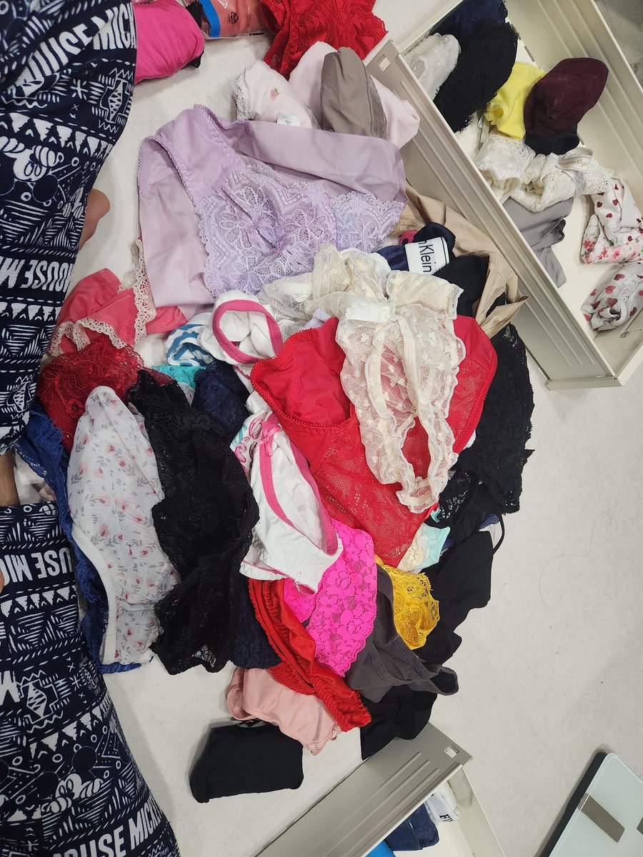 여신님 속옷서랍 대청소! 

안 입는 것들
오래입어 낡은애들을 정리해보니 어마어마하게 많구만....