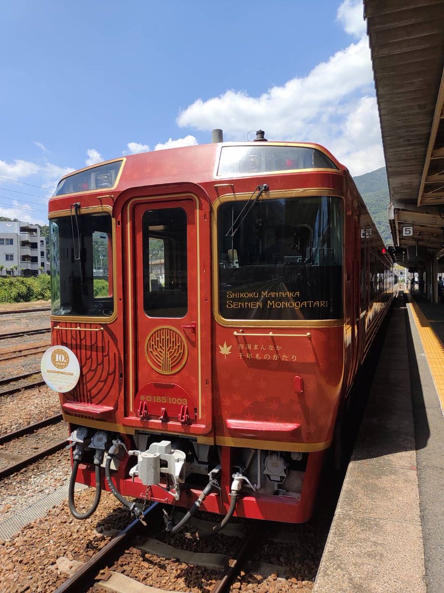 KIHOT7000's tweet photo. I enjoyed delicious food and beautiful scenery on a special sightseeing train.😍
I had a great time visiting a hidden station that can only be reached on foot.🚎🚎

#四国まんなか千年ものがたり
#Railway #trending #japanese_train #bullettrain #highspeed #railroad #Japan #四国 https://t.co/b77QI8LVA8