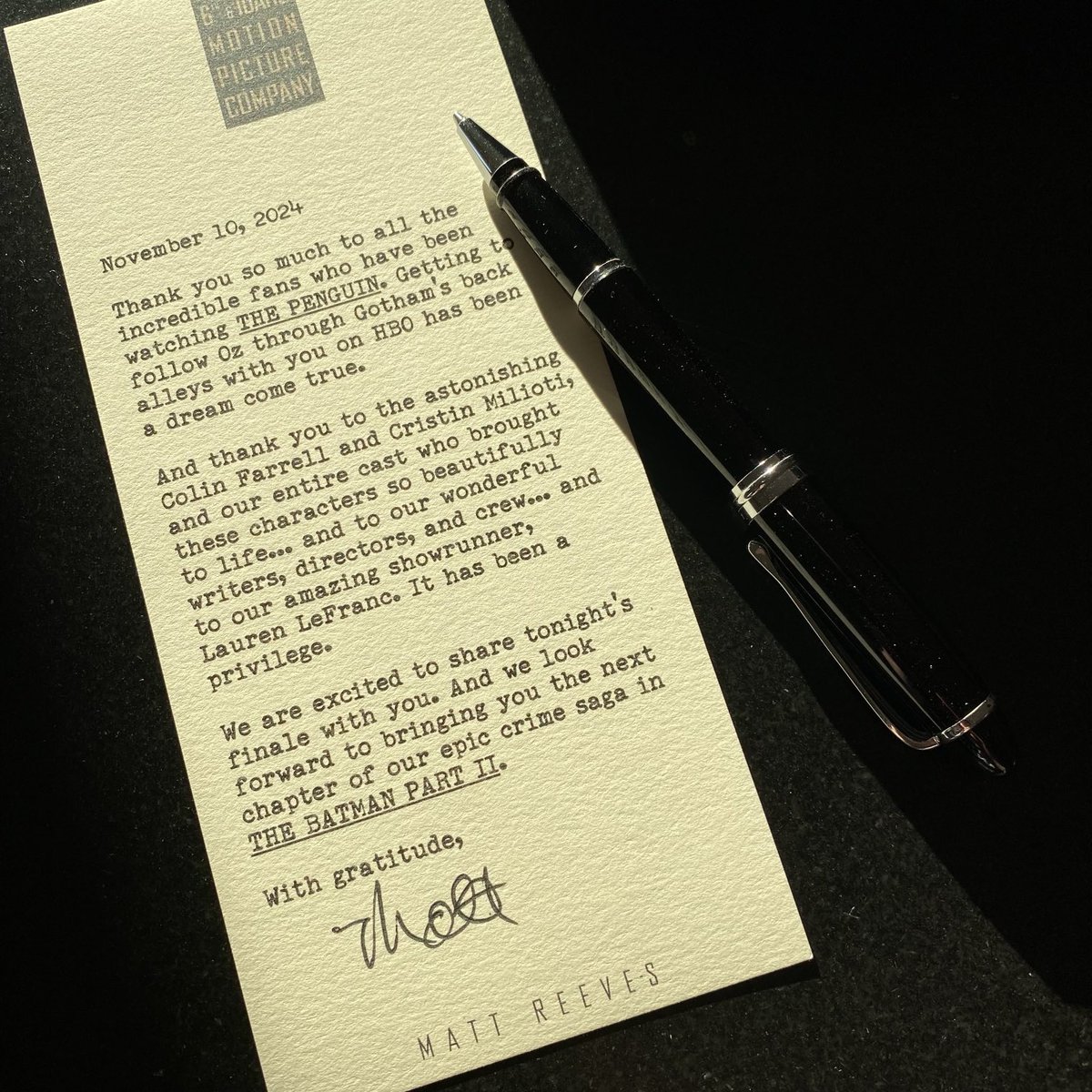 DiscussingFilm's tweet photo. Matt Reeves has written a thank you message ahead of tonight’s finale for ‘THE PENGUIN’

“We look forward to bringing you the next chapter of our epic crime saga in ‘THE BATMAN: PART II’” https://t.co/uj315Bqs6K