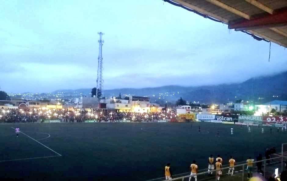 vichoguate's tweet photo. LOS PENALES SERÁN MAÑANA...

Finaliza con empate global de 1-1 el juego entre Deportivo San Pedro y Sacachispas.

Debido a que el estadio de San Pedro Sacatepéquez, San Marcos,  no tiene iluminación, los penales se programaron para mañana a las 10:00.

No se cobrará la entrada. https://t.co/UUq2kNViGD