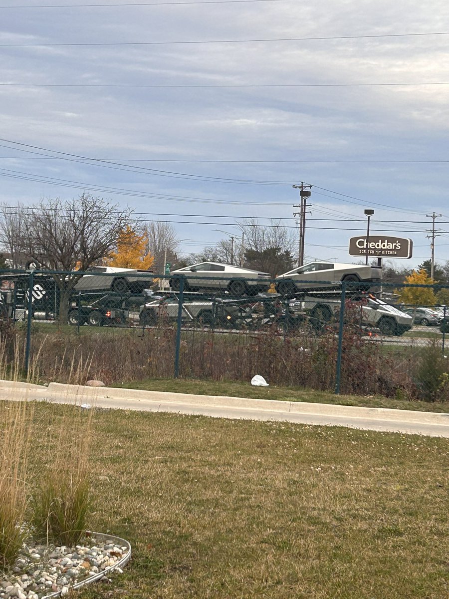 ChipotleUnionT's tweet photo. (Out of pocket) Seen this outside of my job. Never seen this many tin trucks 👀
-Maui https://t.co/KHPwduSrvu