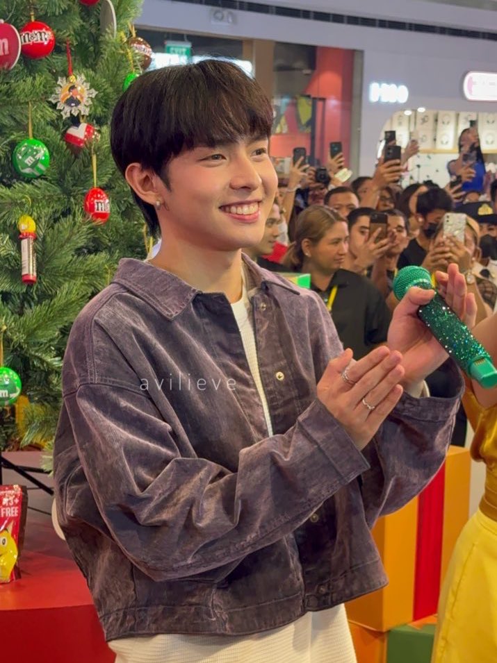 avilieve's tweet photo. Tamang picture muna bago ka matabunan ng mga M&Ms mascot haha π₯°
Good morning, @justintdedios ππ«
#MMSFunForAllFair #MMSPhilippines
#SB19_justin #JustinDeDios https://t.co/0Uo0h6bHVD