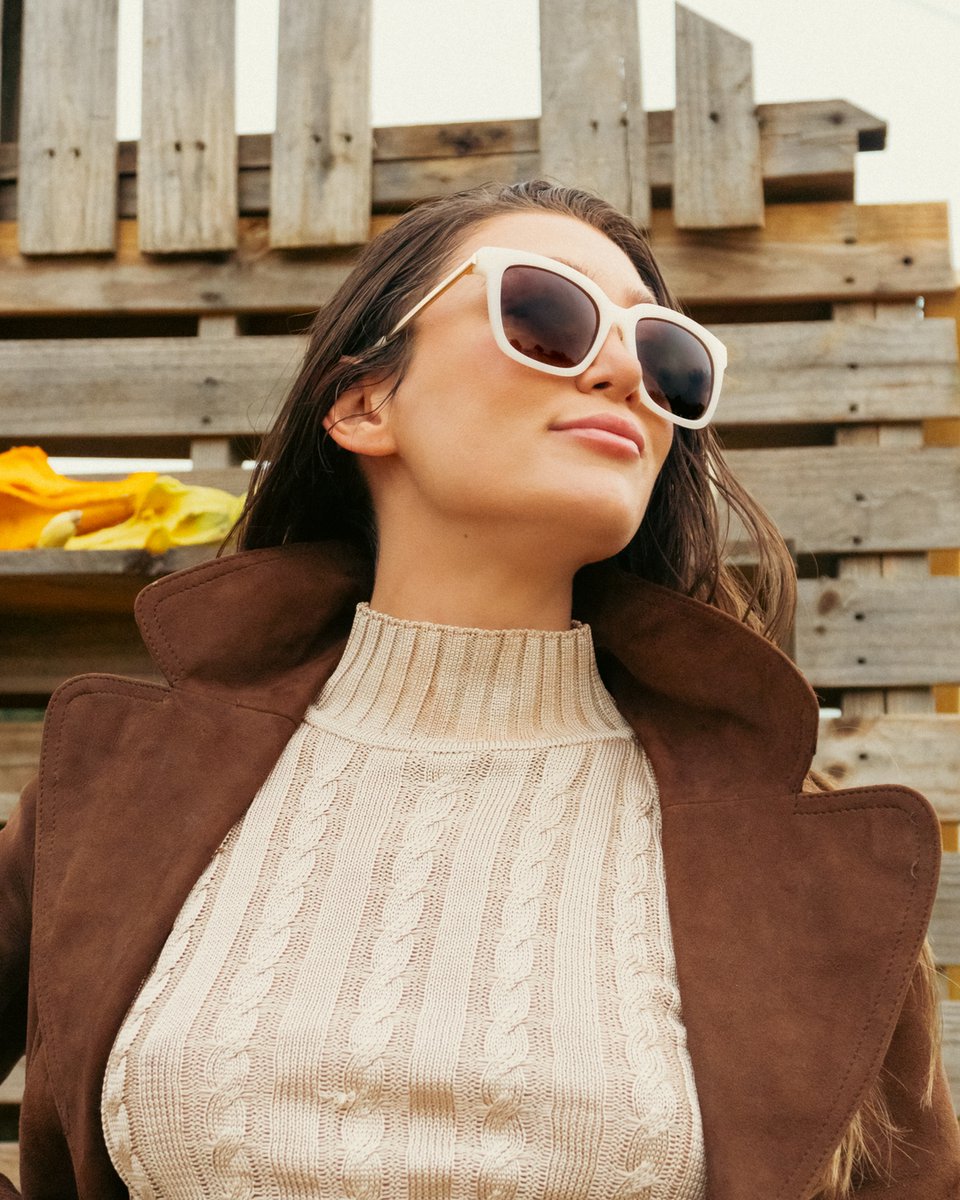neveneyewear's tweet image. November looks better through the Sand Dollar lenses. Oversized milky greige frames, gold accents, and all the fall vibes you need 🍂😎 #fallfashion #oversizedsunglasses #gradientlenses #luxuryeyewear #ritzcollection  neveneyewear.com/collections/al…
