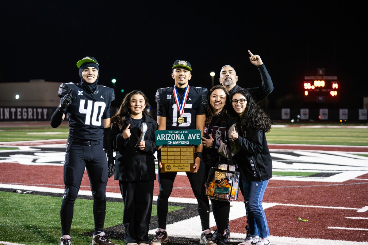 rlgcu11's tweet photo. This picture sums up our experience as a family at Hamilton. Truly a special place, a hell of a ride. If your looking for easy, look elsewhere. If your looking for greatness, look no further. Your sports life is a dream, even as a parent. Plz, don’t wake me.. #RTO #FamilyFirst https://t.co/LrmU6tCoY5