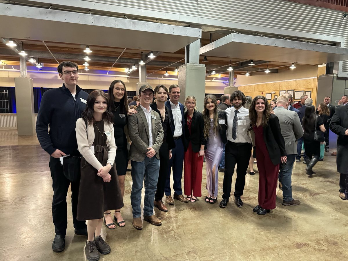 MTCollegeDems's tweet image. We’re proud of the base we built this election cycle, and what it will do for us in the next one.
On a ~~totally random~~ note, here’s the folks you can thank for all the hard work. These students worked practically daily for months straight, all credit to them: