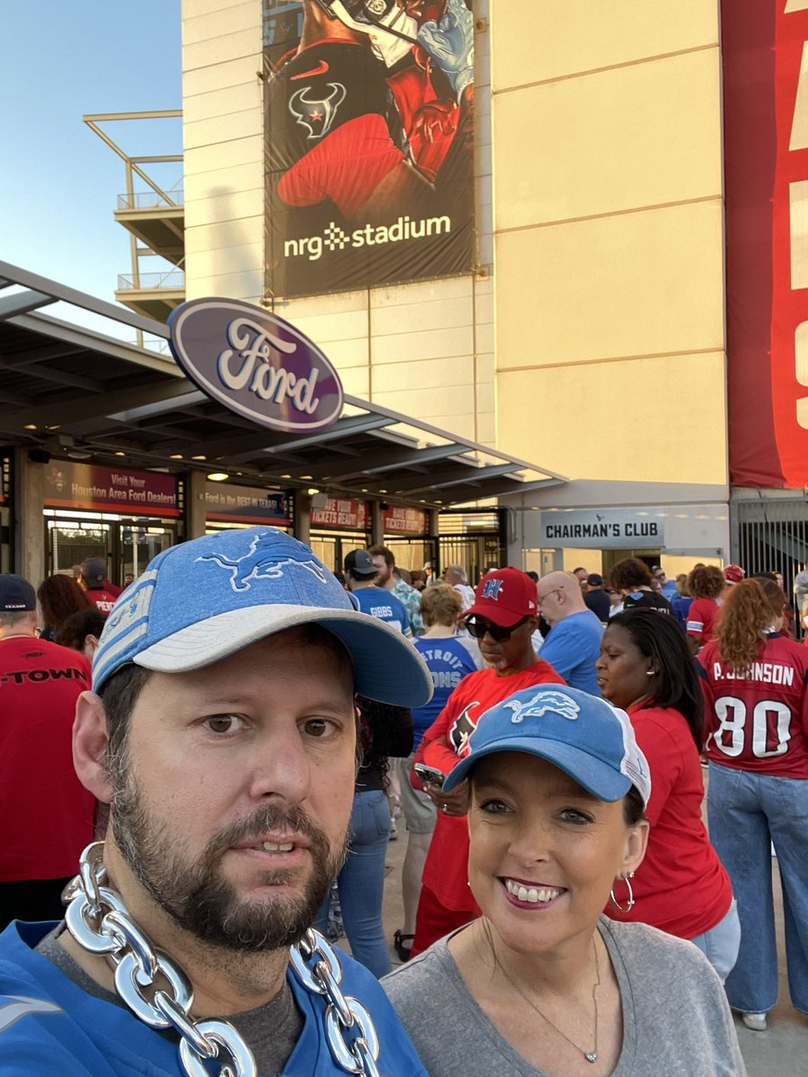Timowens2084's tweet photo. @blue_jeep met you at the fan meeting in Dallas a few weeks ago. Was trying to get your contact for the game today. https://t.co/RnIg8MkeHA