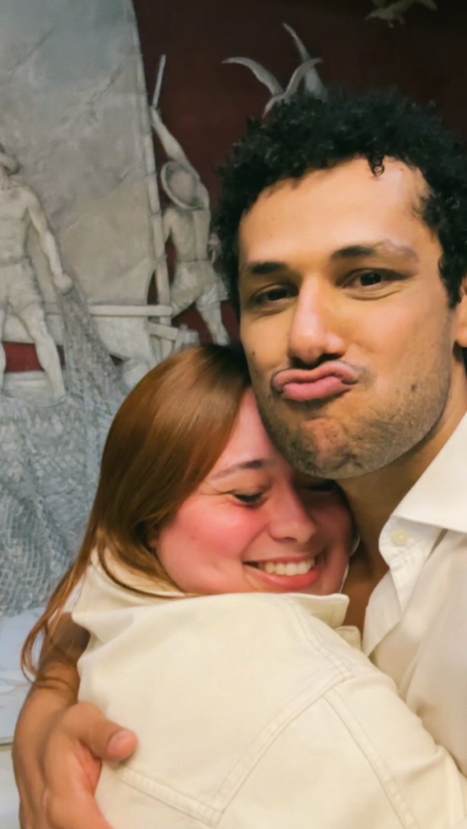 mrsslorenzo's tweet photo. seu abraço é casa, é lar, meu universo é completo com voce nele, te amo infinitos e sempre estarei aqui pra voce ♥️ https://t.co/MIqxUlBJOX