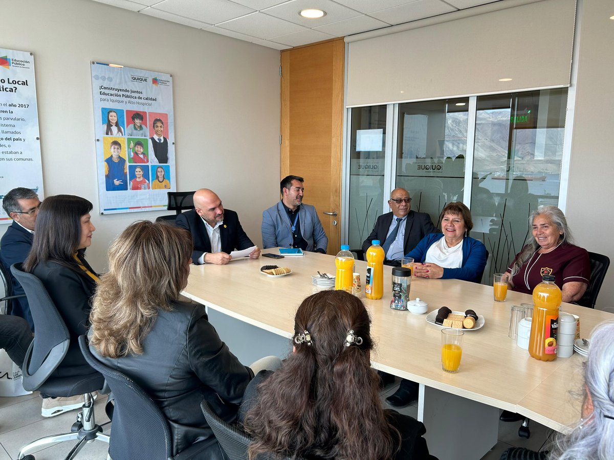 edu__iquique's tweet photo. 🔵 #PlandeRetiro | Reconocimos a diez Asistentes de la Educación pertenecientes a nuestro SLEP quienes fueron distinguidos por su destacada trayectoria y compromiso al servicio de la Educación Pública, contribuyendo a la formación integral de distintas generaciones.👏🏼

#Iquique https://t.co/N798td2xRg