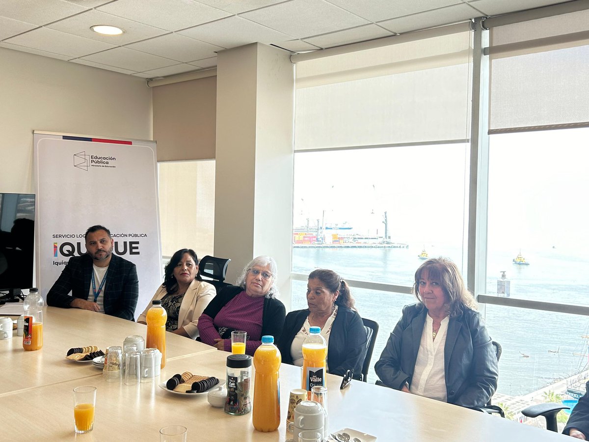 edu__iquique's tweet photo. 🔵 #PlandeRetiro | Reconocimos a diez Asistentes de la Educación pertenecientes a nuestro SLEP quienes fueron distinguidos por su destacada trayectoria y compromiso al servicio de la Educación Pública, contribuyendo a la formación integral de distintas generaciones.👏🏼

#Iquique https://t.co/N798td2xRg