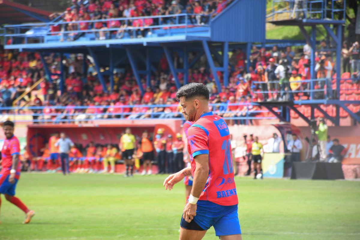 Ricchard24's tweet photo. Tome unas fotos, y lo mejor de ellas es ver el fondo de una aficion que respalda. https://t.co/AygHwHbYJL