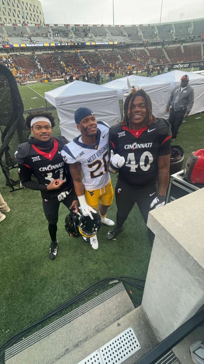 Great to see a couple sets of <a href="/gahannafootball/">GahannaFootball</a> Alumni play against each other this weekend!  Proud program!  Continued success to all!  #WeAreLions #BleedThisBlue <a href="/diore_hubbard/">Diore Hubbard</a> <a href="/kamariburns18/">Kamari Burns</a> <a href="/maxbc8_/">Maxwell Cummings</a> <a href="/David3Miller/">Miller Time ... ⏰🔋</a> <a href="/MakaiS_6/">Makai “Showtime” Shahid</a> <a href="/Coach_MHolliday/">Murad Holliday</a> <a href="/CoachStoutGLHS/">Kyle Stout</a>