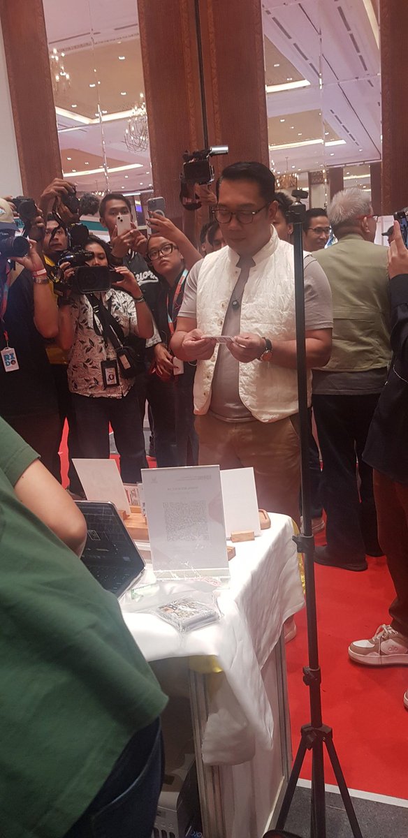 eveneechan's tweet photo. First time at Indonesia Comic Con as Exhibitor (usually as Visitor almost every year). I've got so many big difference experiences at there like...I'VE MET @aniesbaswedan (aka one of president candidate) AND @ridwankamil (aka one of jkt governor candidate) AND THEY VISIT MY BOOTH https://t.co/CshWU77cKm