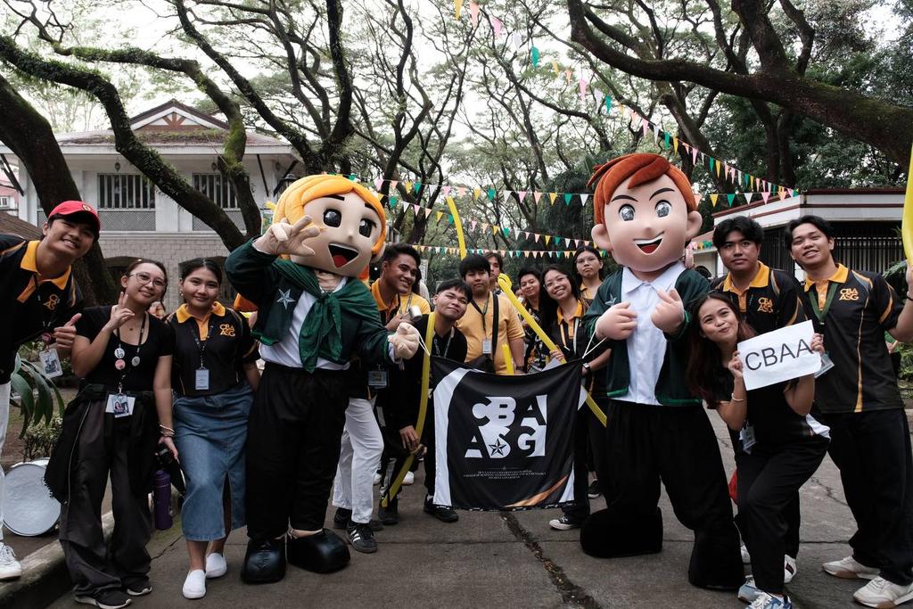 HAPPENING NOW: Pistang Lasalyano began with colleges lining up at different sections of the University Lane. The parade started at 7:40 AM at Gate 1, ending in front of the Chapel Plaza. | via Gian Rosini &amp; Roxanne Eusebio
 
#GreenFMResonate 
#DLSUDStudentsWeek2024 
#LaSalleYan