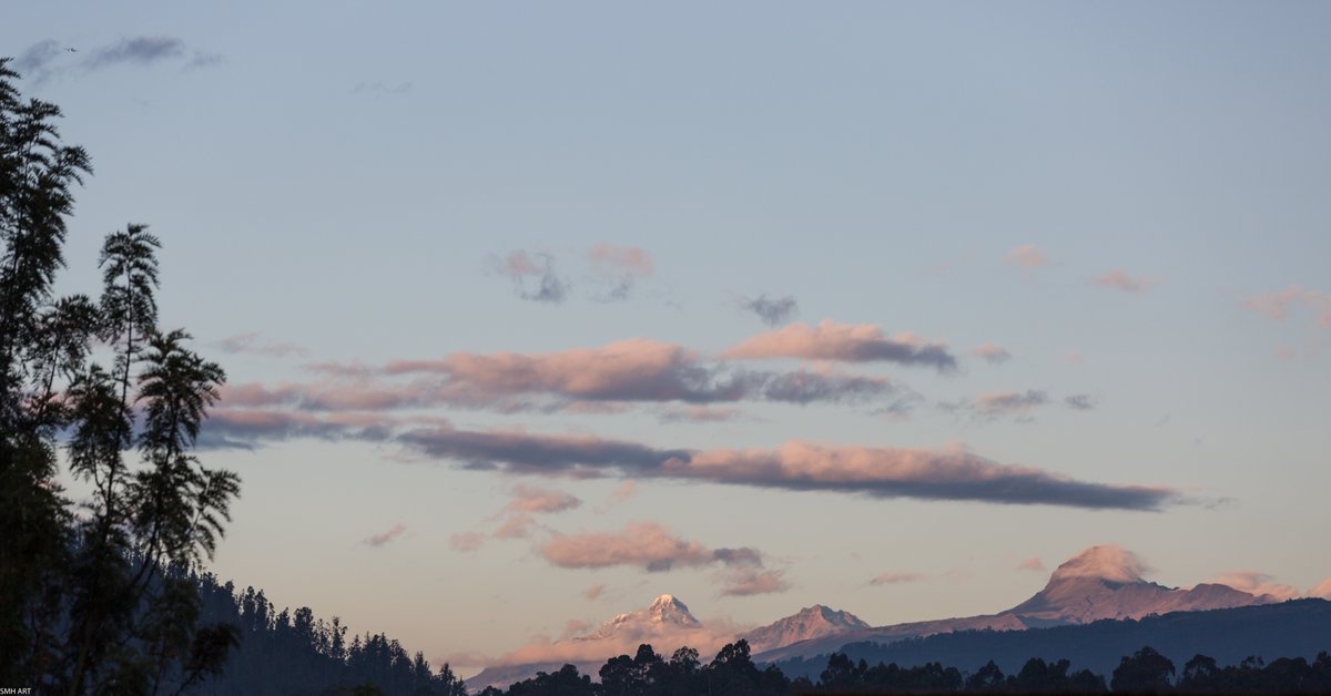 Havenlust's tweet image. The view from my bed: snow-capped peaks kissed by the first light, clouds drifting like soft whispers. Nature’s artwork to wake up to every morning. 🌄 #Ecuador #MorningView