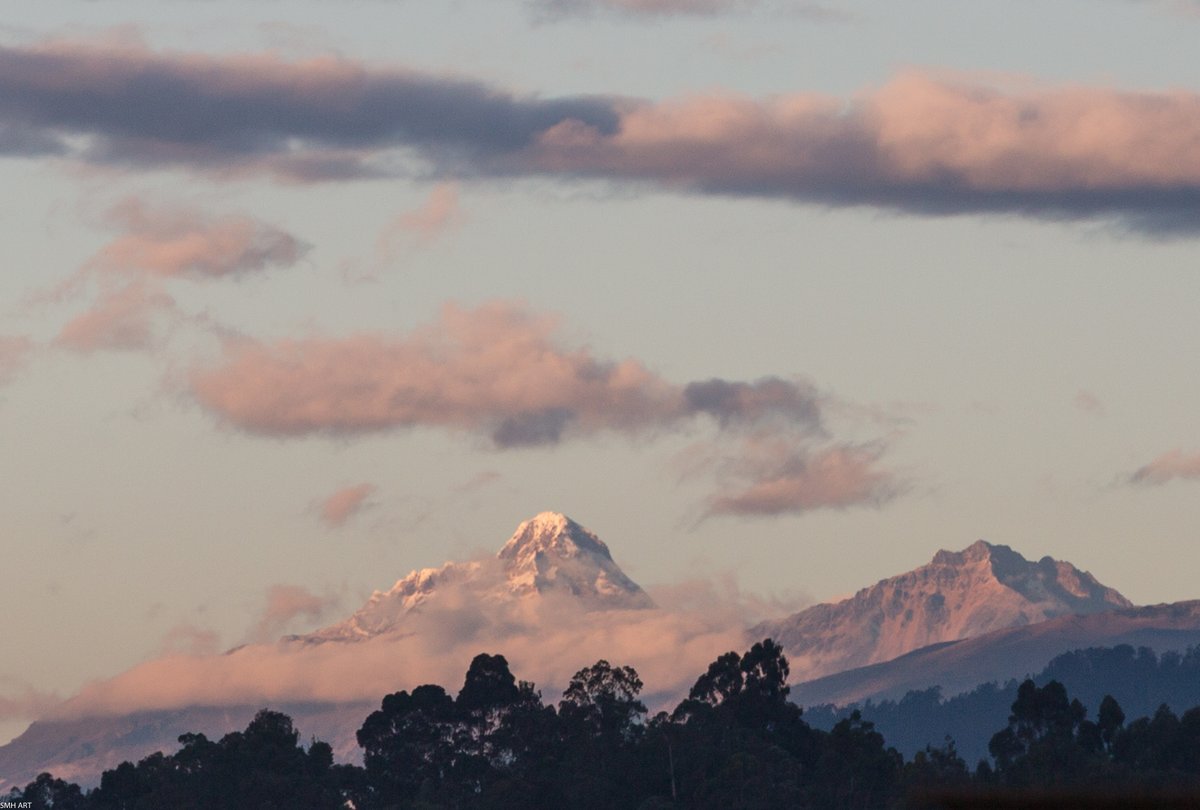 Havenlust's tweet image. The view from my bed: snow-capped peaks kissed by the first light, clouds drifting like soft whispers. Nature’s artwork to wake up to every morning. 🌄 #Ecuador #MorningView