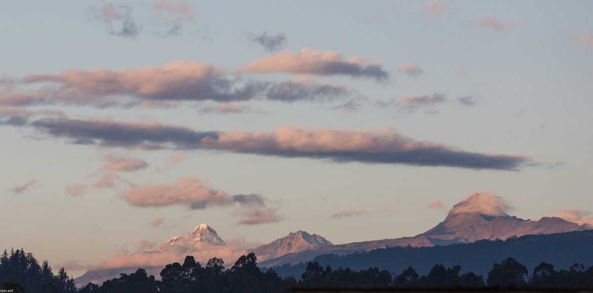 Havenlust's tweet image. The view from my bed: snow-capped peaks kissed by the first light, clouds drifting like soft whispers. Nature’s artwork to wake up to every morning. 🌄 #Ecuador #MorningView