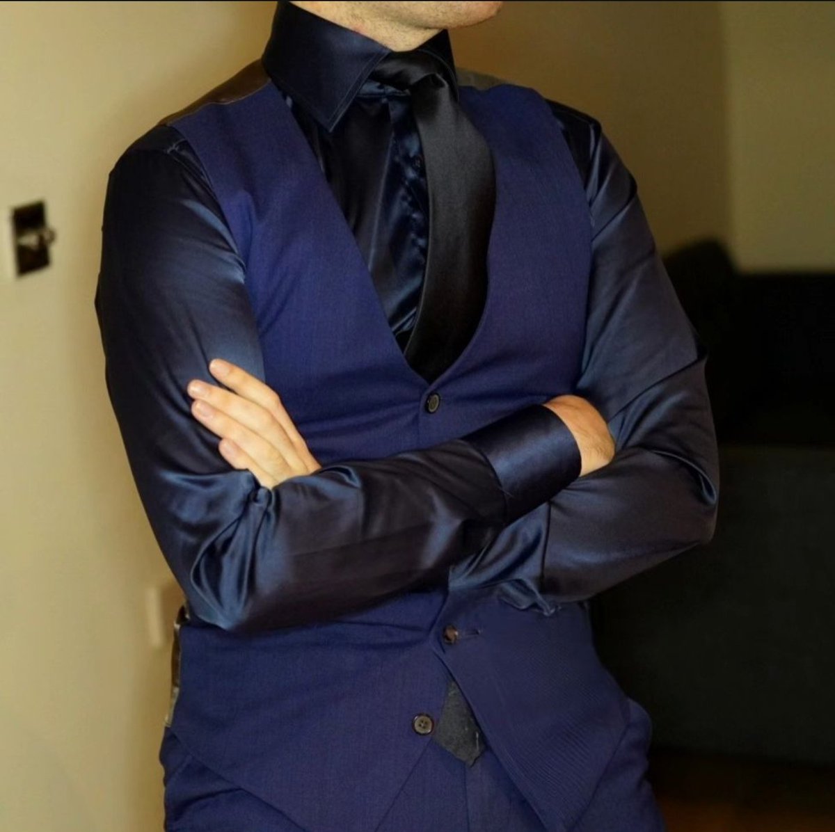 Shinymenscloset's tweet photo. #Gear365 #Gayfetish #gaykink_ #dapper #suitandtie #highcollar #suited #suitup_ #meninsuits #dandy #formal #shiny #satin #meninsatin_ #satinshirt #shinyfetish #suitfetish https://t.co/kt8jxxxlIE