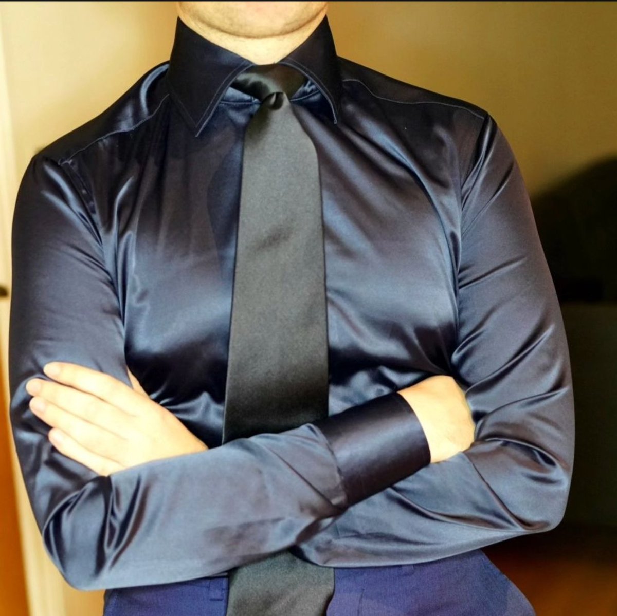 Shinymenscloset's tweet photo. #Gear365 #Gayfetish #gaykink_ #dapper #suitandtie #highcollar #suited #suitup_ #meninsuits #dandy #formal #shiny #satin #meninsatin_ #satinshirt #shinyfetish #suitfetish https://t.co/kt8jxxxlIE