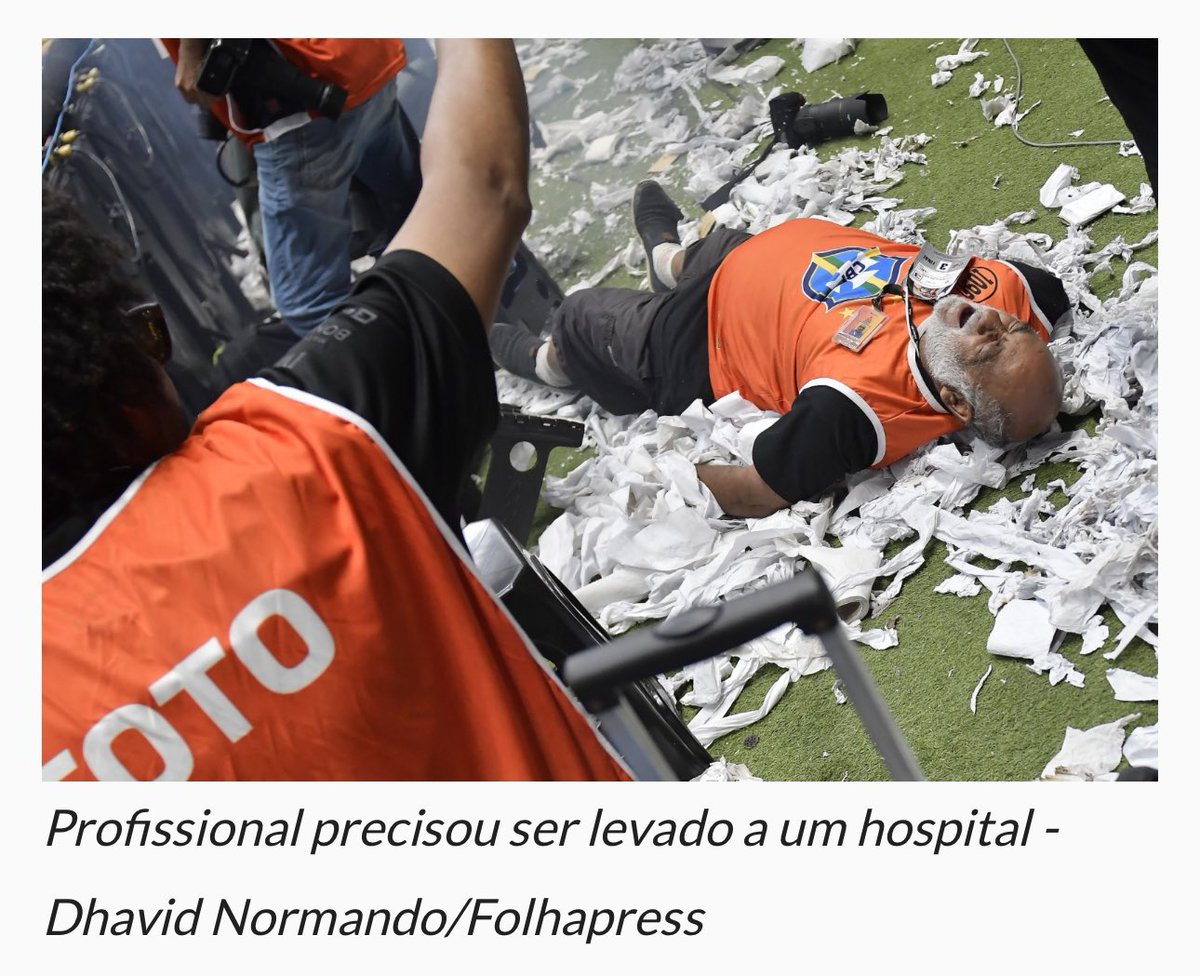 Gui_alvesc's tweet photo. Depois de toda a correria do dia e parando para ver os relatos dos colegas… não há outra palavra a não ser “vergonha” para descrever o que parte da torcida do Atlético fez hoje na Arena MRV. E infelizmente isso tem sido recorrente. 

Hoje tiveram registros de atos de racismo, torcida tentando invadir o campo, uma colega de imprensa foi hostilizada e xingada, bombas e copos foram atirados no gramado e um fotógrafo quase perdeu o pé (quebrou três dedos e estourou tendões) por conta de uma bomba atirada pela torcida atleticana. Uma vergonha gigantesca. Mais uma mancha para o clube causada por BANDIDOS que se dizem torcedores.