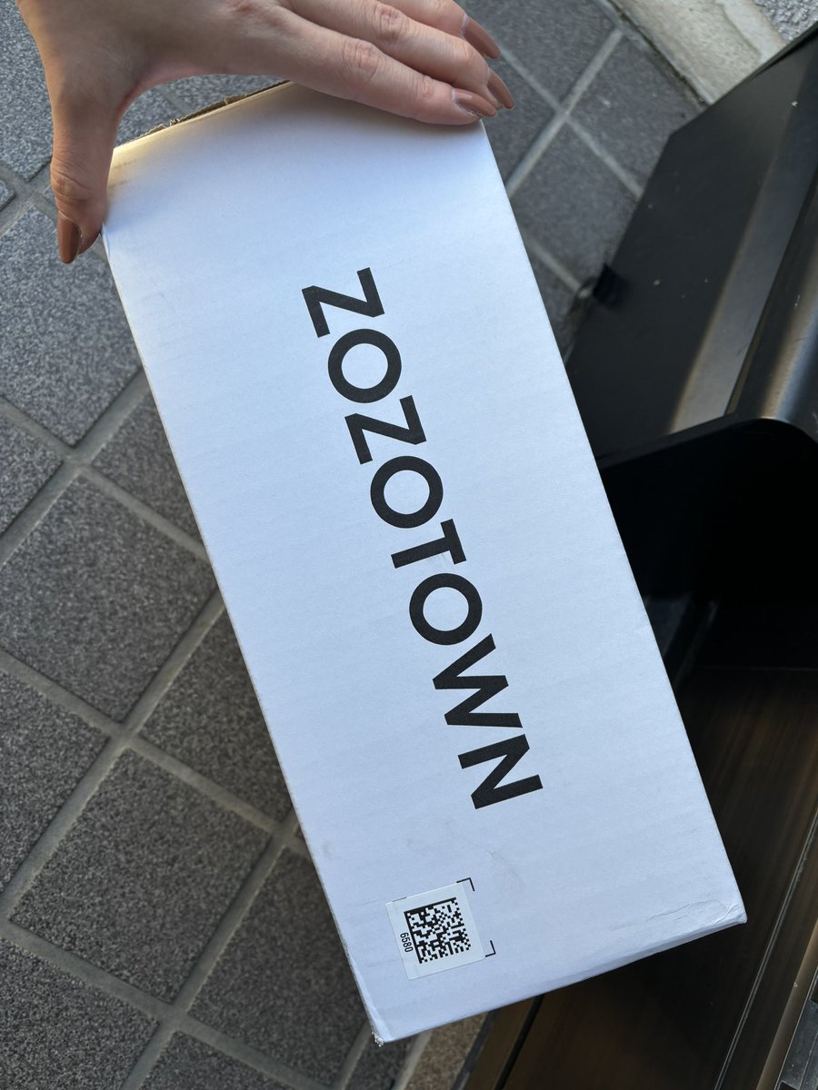 まさかの白い箱📦🤍

いつも黒箱やから何が届いたかわからへんかった😂

当たるかなー🤭

#ZOZOWEEK箱CP