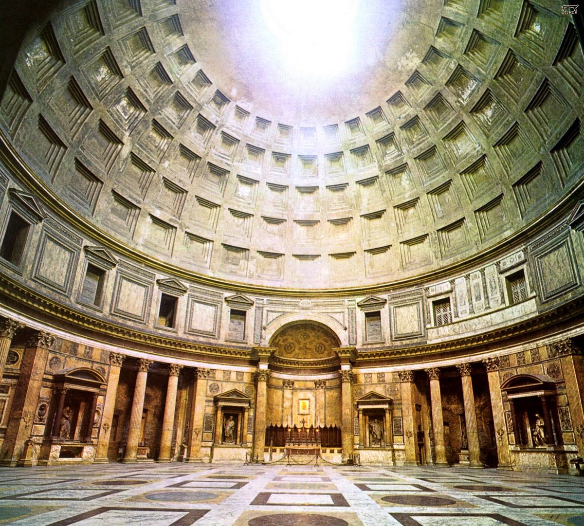 rayovirtual's tweet photo. Mary Beard, en "SPQR: una historia de la antigua Roma" (ed. Crítica), insiste en que Roma se construyó en proceso y que fueron sus características culturales las que terminaron haciéndola poderosa, pero sin que hubiera ningún proyecto consciente que los llevara a ser los amos del Mediterráneo.
La insistencia de Beard se debe a que existe mucha bibliografía romana, especialmente a partir de los triunfos en las guerras púnicas contra Cartágo (el primer gran momento del poderío romano) y luego con la conformación del imperio, que narra la historia de Roma como el cumplimiento de un plan predeterminado.
Mary Beard muestra que durante los siglos oscuros (los anteriores al siglo IV aC, cuando ya se comienza a tener textos que permiten conocer hechos históricos y contexto sociocultural y económico, además de éxitos militares) los romanos no se diferenciaban mucho de los demás pueblos itálicos: vivían gran parte del año cosechando y cuidando sus animales y dedicaban un tiempo para atacar a las tribus cercanas y robarles animales y objetos de lujo para aumentar su propia riqueza. Eso hacían todos los pueblos mediterráneos.
Lo que diferencio a Roma fue que casi siempre resultaba exitosa en sus campañas militares y ese éxito no se debía a ningún plan de dominio planetario (es poco probable que un romano del siglo VII aC supiera algo sobre el mundo más allá de los 100 kilómetros de su ciudad)d, sino porque desde que tenemos información fidedigna (y los mitos que los romanos se contaban sobre sus orígenes) sabemos que los romanos, de manera muy distinta a la mayoría de los demás pueblos europeos o del Asia Menor o del norte de África, constantemente estaban aumentando su tropa, incorporando a las filas de los que combatían a muchos de los mejores hombres que habían vencido. A los vencidos que no vendían como esclavos les ofrecían la posibilidad de luchar en el ejército romano y, luego de una larga asimilación, poder volverse ciudadano romano. Esto era algo único en todo el mundo antiguo y fue la carta de triunfo de los romanos.
Todos los pueblos, incluso los más victoriosos, sufrían muchas muertes de sus combatientes. Y en un mundo en constante guerra todos terminaban bastante debilitados luego de triunfar en muchos combates. Ya Grecia había mostrado que las ciudades más ricas y poderosas (Atenas, Esparta, Corinto) se habían empobrecido y debilitado justamente por sus guerras constantes, incluso cuando ganaban.
A Roma no le sucedía esto porque su ejército siempre incorporaba más hombres que los que había perdido.
Roma tampoco se pensó como una forma difundir el pensamiento y la cultura griega, pero fue lo que terminó haciendo.
Grecia, del siglo XV al III aC, había sido la principal potencia económica, militar y cultural del Mediterráneo (de manera creciente, al comienzo tenía poca injerencia, entre el siglo VI y el III fue la más poderosa). El mayor poder griego fue su cultura. Fue la cuna de las ideas centrales de lo que hoy llamamos el mundo occidental. Las ciencias, la filosofía y los criterios para desarrollar nuevas ideas tuvieron no solo su cuna en Grecia, sino que llegaron allí al punto más alto.
Apenas si exagera Alfred North Whitehead cuando dice "Toda la historia de la filosofía es una colección de notas al pie de los Diálogos de Platón".
Los romanos sabían que los griegos habían sido los más sabios, inteligentes, cultos, artísticos y sofisticados de todos los pueblos que ellos conocían (y conocieron a cientos de distintas culturas). Los respetaban tanto que la dominada Grecia, una vez vencida e incorporada como provincia al dominio romano (un siglo y medio antes del imperio, hacia 160 aC), tuvo siempre un estatuto especial y un trato privilegiado. Incluso la mayoría de los educadores de la elite romana provenían de Grecia. El sumun de la cultura para un romano era ser tan civilizado como un griego. Esto llegó al colmo durante el imperio romano y ya en el siglo II de nuestra era los emperadores y toda la nobleza comenzó a usar barba y bigote, como era costumbre entre los griegos (lo que para los romanos antiguos era un signo de barbarie, ya que veían que los pueblos que ellos combatían -en especial francos, sajones y germanos- usaban barbas y no cuidaban sus pelos faciales).
Arnold Toynbee dice que Roma expandió Grecia y que esa fue la gran contribución de los romanos a la cultura humana. Luego el Cristianismo expandió el corazón romano (lo mejor de la cultura griega) y así se conformo el núcleo de nuestra actual cultura occidental, que abarca desde el Este europeo hasta Tierra del Fuego y Alaska, habiendo incorporado toda América al legado griego (la cultura occidental) cuando nuestro continente se ligó a la Europa cristiana luego de la llegada de Colón.
Aunque la mayoría no lo sepa (y aunque muchísimos renieguen de ese legado, y otros no lo quieran reconocer) los pueblos de América y Europa hoy son los herederos de Grecia.
Insisten Platón, Aristóteles, Epicuro, Tucídides, Esquilo, Homero, Sófocles y muchos otros en lo mejor de nuestra cultura contemporánea, que no podría existir (como no podrían haber existido Leonardo y Miguel Angel, Cervantes y Shakespeare) sin la base griega de nuestro pensamiento.
