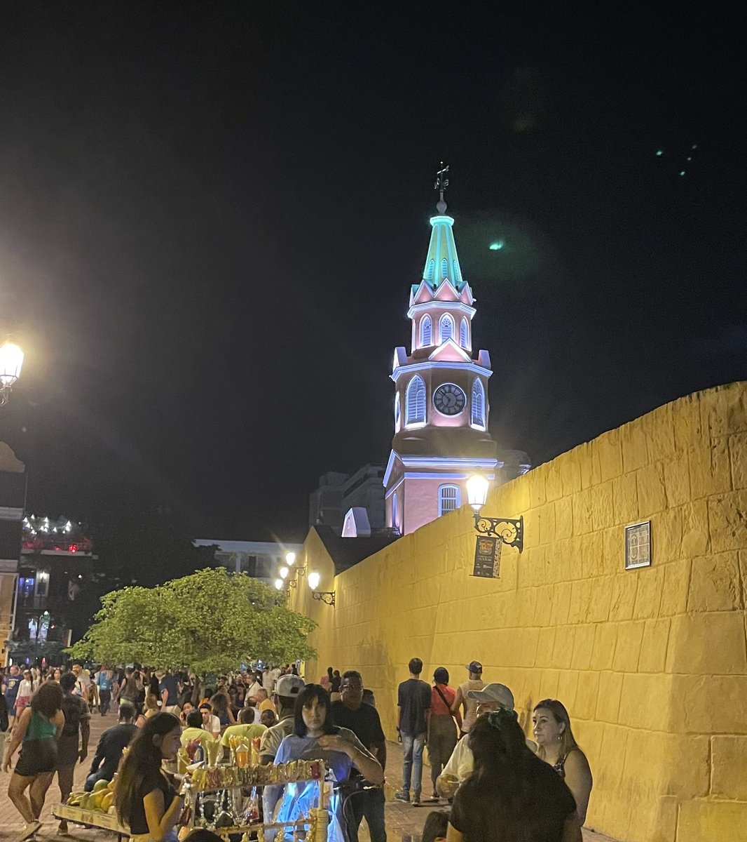 Así luce hoy 10 de noviembre nuestra hermosa #TorreDelReloj y el Centro Histórico al tope de #Turistas y #Residentes 
#CartagenaSI <a href="/AlcaldiaCTG/">Alcaldía de Cartagena</a> <a href="/CorpoturismoCTG/">Turismo Cartagena De Indias</a> <a href="/AnatoNorccidnte/">ANATO Capítulo Noroccidente</a> <a href="/CotelcoCtg/">Cotelco Cartagena y Bolívar</a>