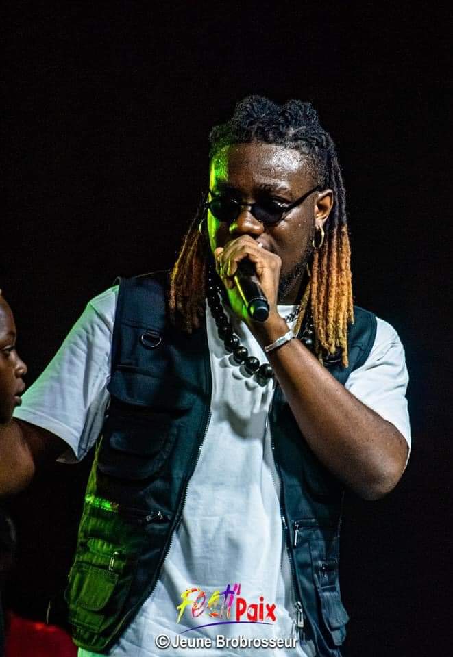 Relais_Magazine's tweet photo. #primud2024 

🚨 DYDY YEMAN sacré MEILLEUR ARTISTE COUPÉ DÉCALÉ 2024.

#primudbetmomosponsorofficiel #PRIMUD #culture #cotedivoire #molare #MGroup #stars 
#RelaisMagazine https://t.co/7Kd1ZmOzmd