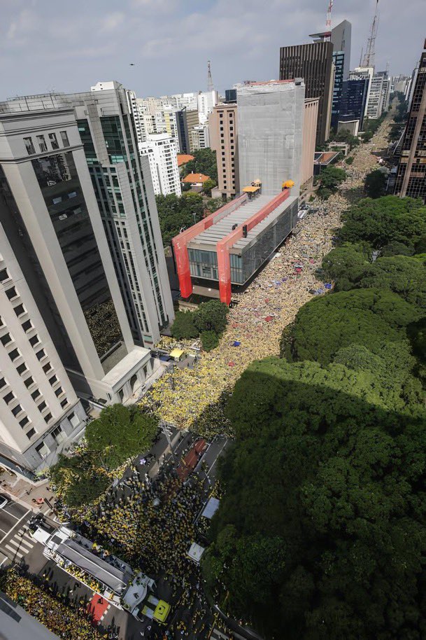 NewsLiberdade's tweet photo. 🚨URGENTE - Grupos sociais convocam manifestações em todo o Brasil para o dia 15 de novembro, em apoio a PEC que acaba com a escala 6x1 e estabelece a escala 4x3 https://t.co/l0BtkEzGqj