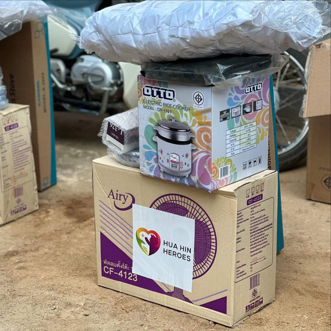 KhaosodEnglish's tweet photo. Expat volunteers from #Bangkok Community Help Foundation continue to help with post-flood donations to Mae Sai residents.
"Weโre here for you. As long as itโs needed, whatever it takes โค๏ธ," wrote Friso Poldervaart, a key member, on FB Sun. #Thailand
#bangkokcommunityhelp #Maesai https://t.co/YKRC1SXmi1